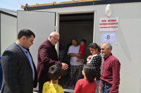 BAŞKAN ERGÜN VE EŞİ ŞEYDA ERGÜN, KONTEYNER KENTTE VATANDAŞLARLA BULUŞTU